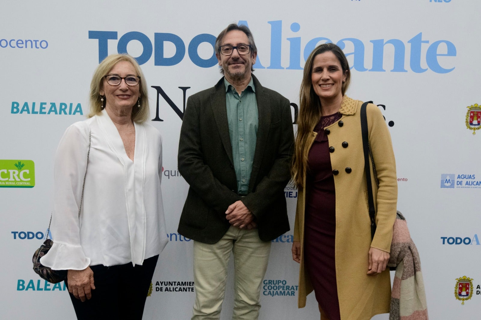 Raquel Silvestre de TodoAlicante, junto a Eduardo Soler y Natalia Segrelles de la empresa Avramar. 