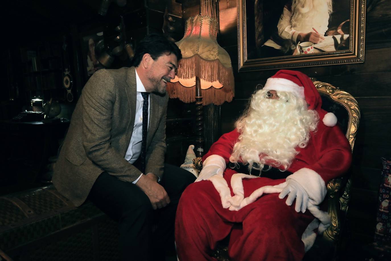 El alcalde, Luis Barcala, charlando con Papá Noel. 