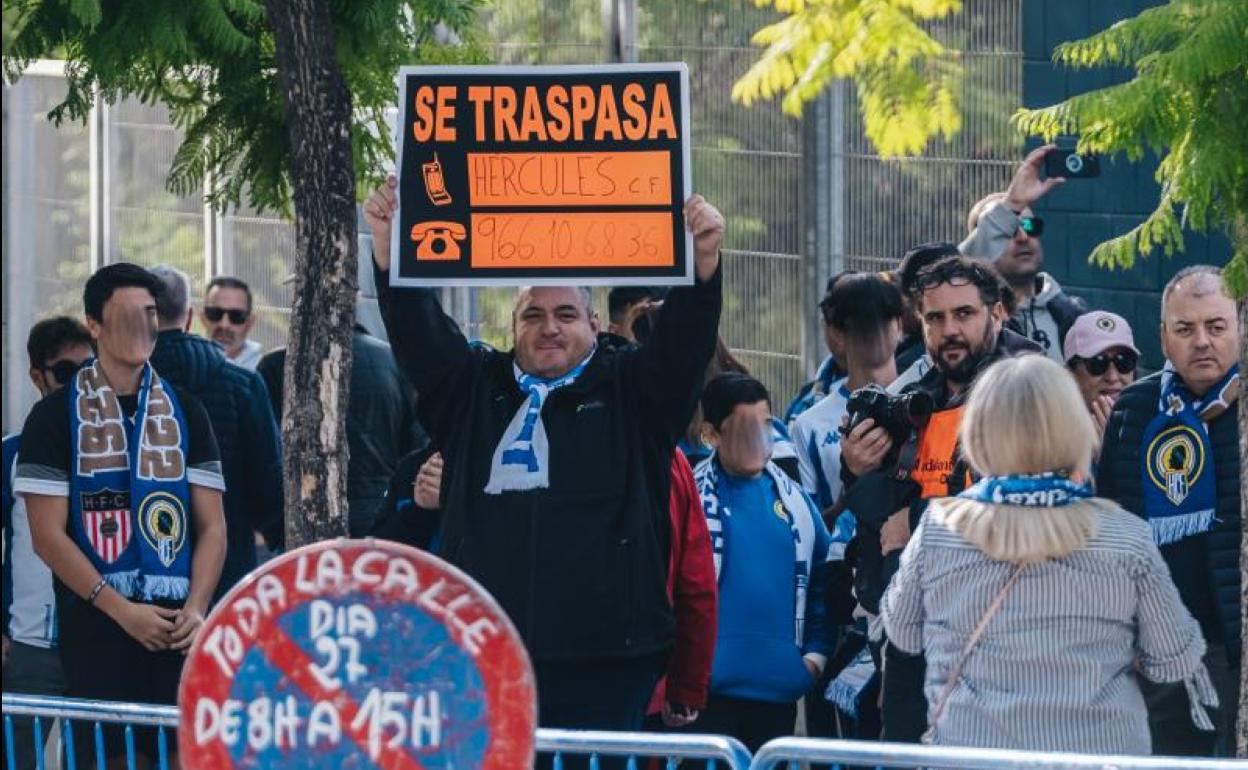 Protesta de aficionados en el Rico Pérez el pasado domingo 