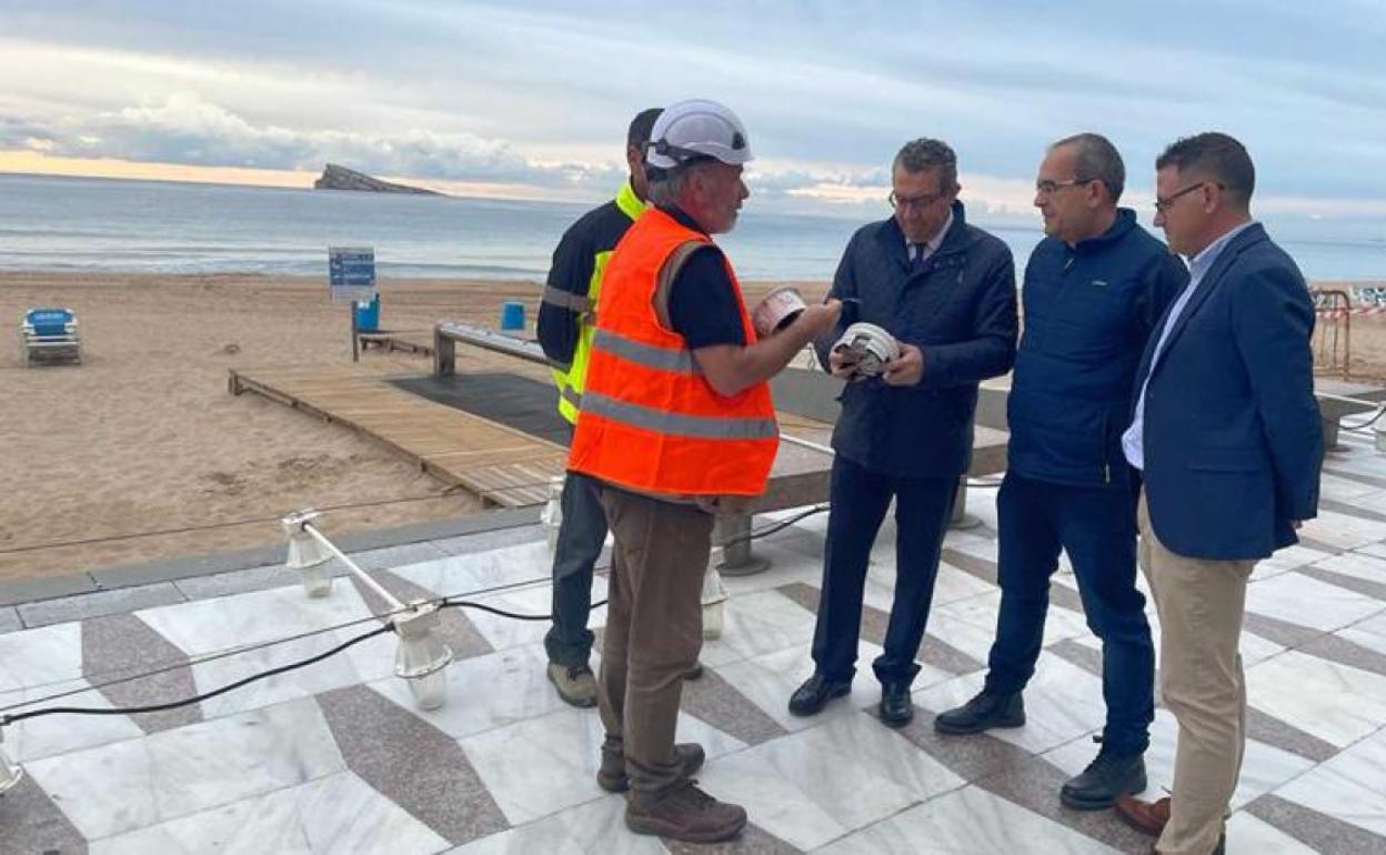 Toni Pérez ha visitado los primeros trabajos de la renovación de la catenaria de la playa Levante