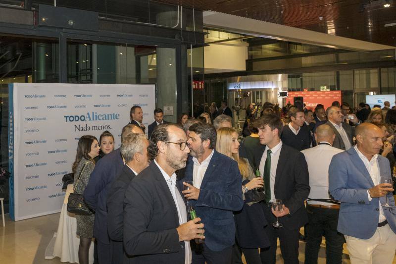 Asistentes a la Noche de la Economía Alicantina en el vino de honor posterior. 