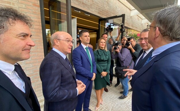 Toni Mayor, Fede Fuster y Nuria Montes saludan a Ximo Puig en presencia de Toni Pérez y Francesc Colomer