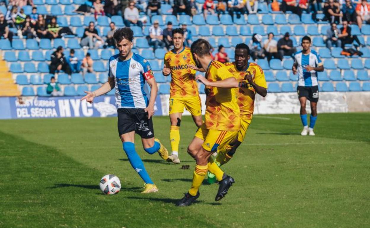 Raúl Ruiz, capitán del Hércules, conduce el balón en el Rico Pérez 