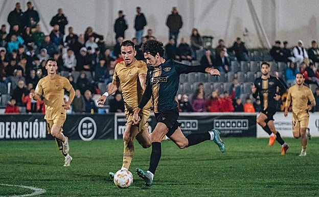 Imagen principal - Aarón Piñán, Christian Herrera y Siviero, durante el partido de este sábado en Villafranqueza. 