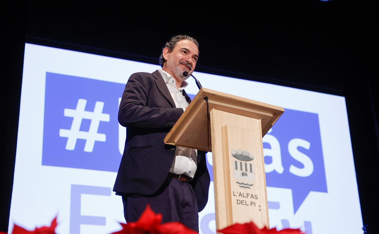 Vicente Arques, alcalde de l'Alfàs del Pi, durante su encuentro con las asociaciones 