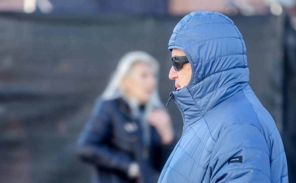 Un hombre pasea abrigado