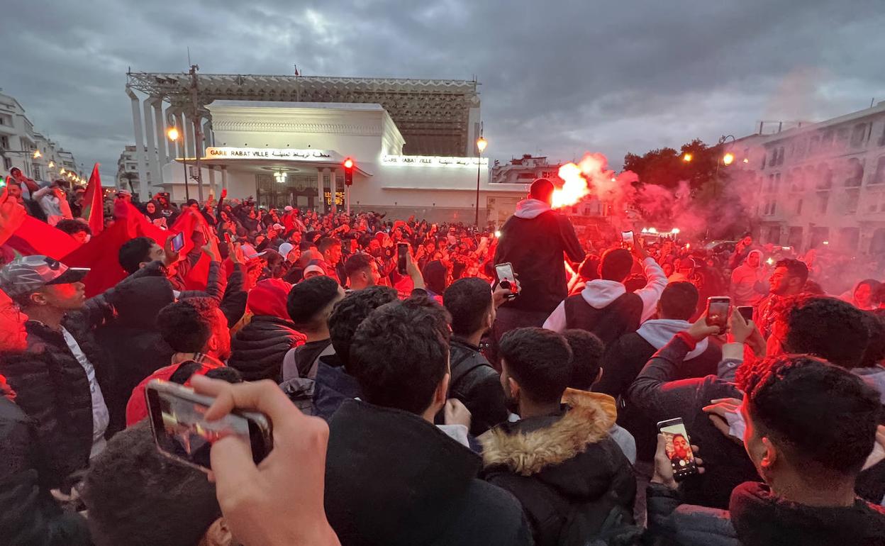 Aficionados marroquíes celebrando una victoria en Rabat