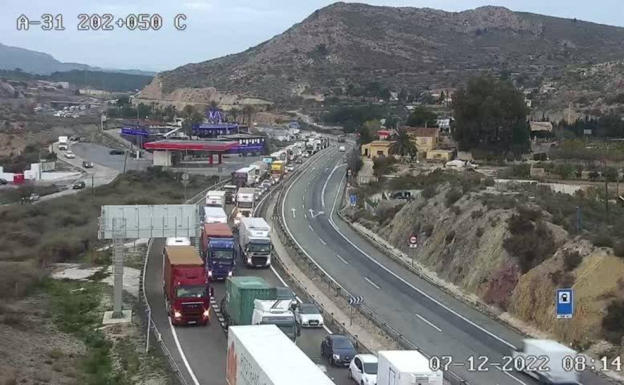Largas retenciones en la A-31 dirección Alicante