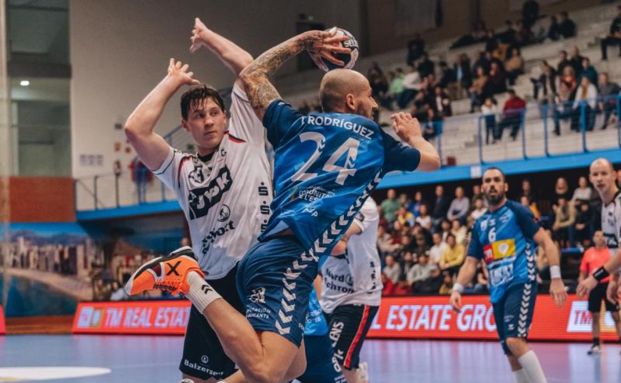 Rodríguez prepara su lanzamiento a portería ante el Flensburg alemán 