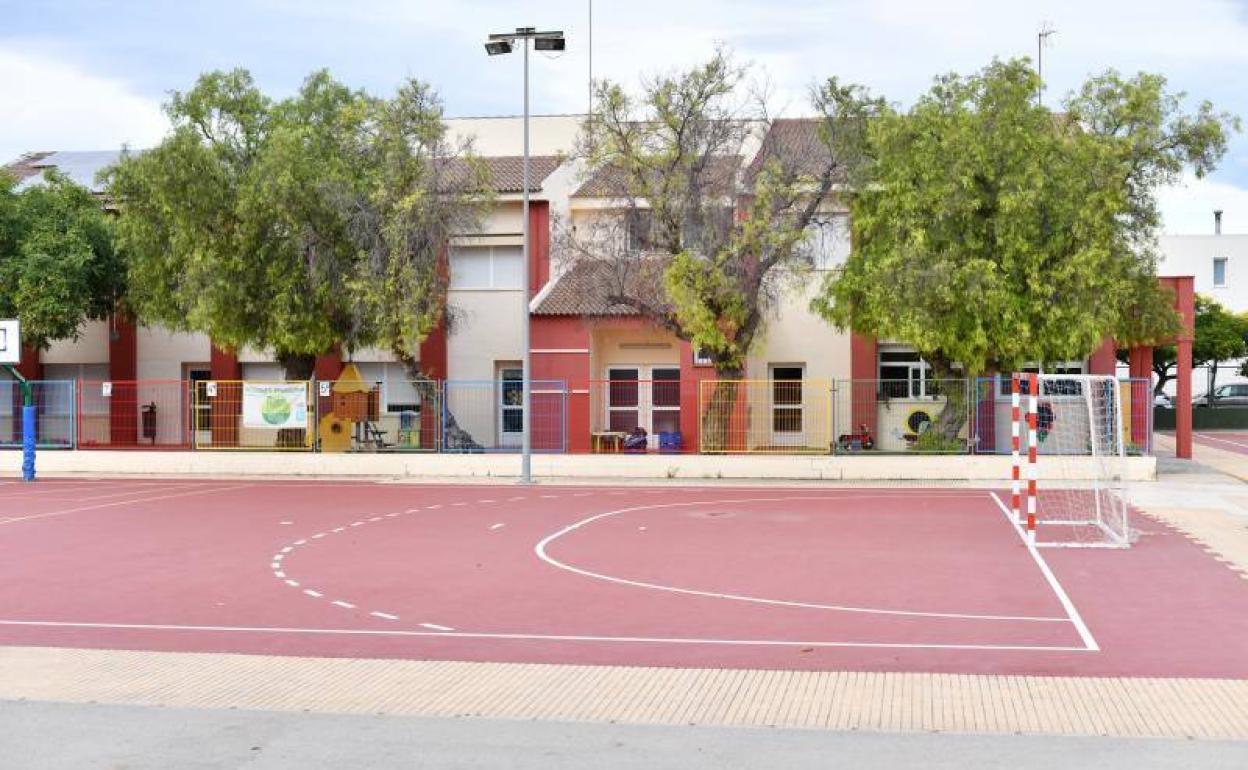 Patio de colegio sin niños.