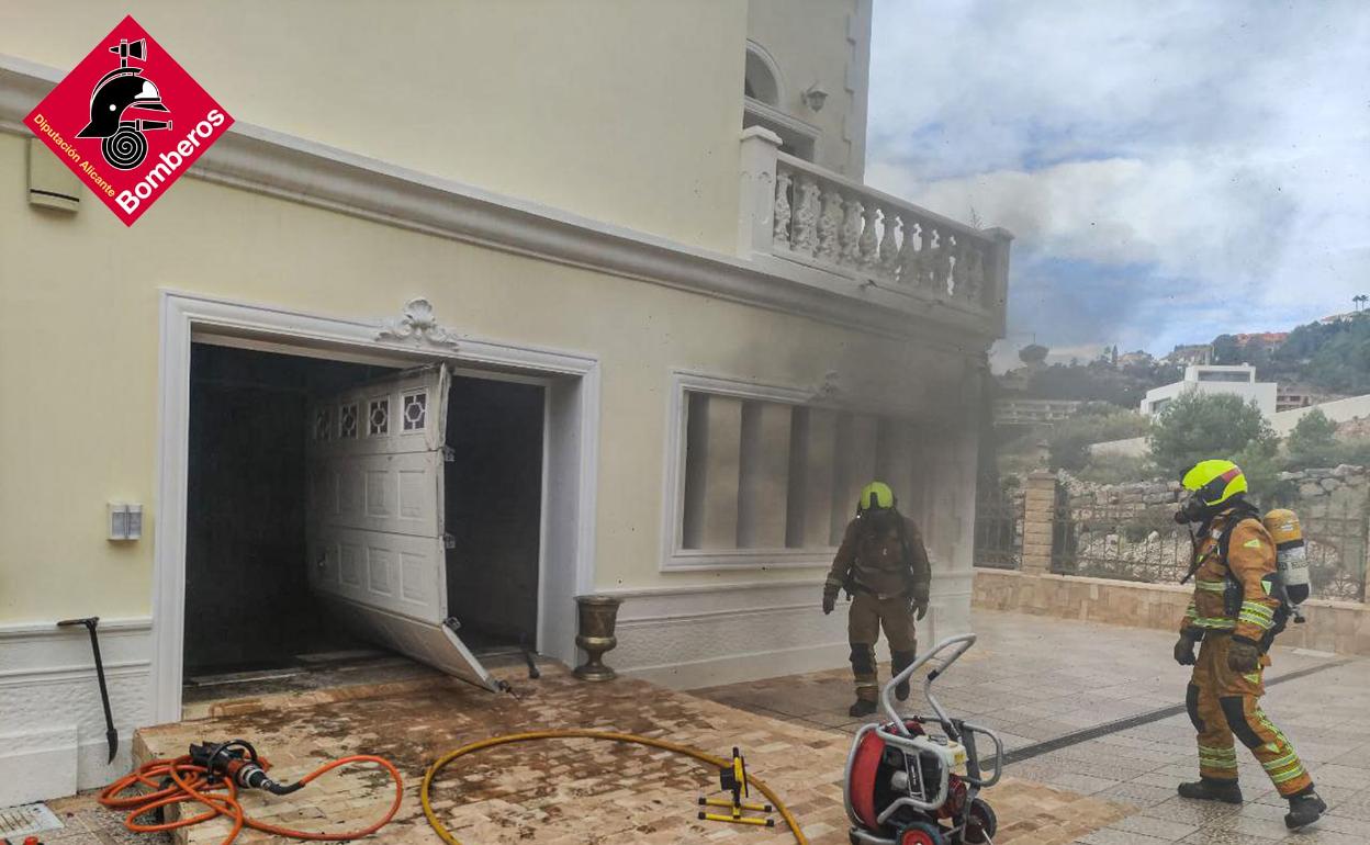 Los bomberos ventilan la vivienda tras apagar el fuego