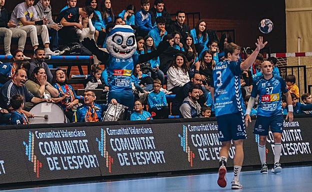 La nueva mascota del TM Benidorm alienta al equipo 