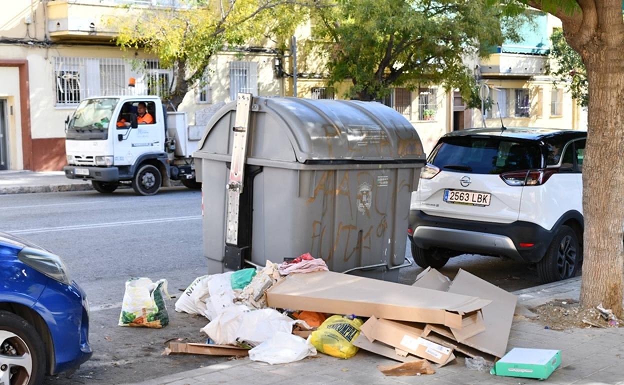 Un contenedor en Alicante con parte del contenido tirado fuera. 
