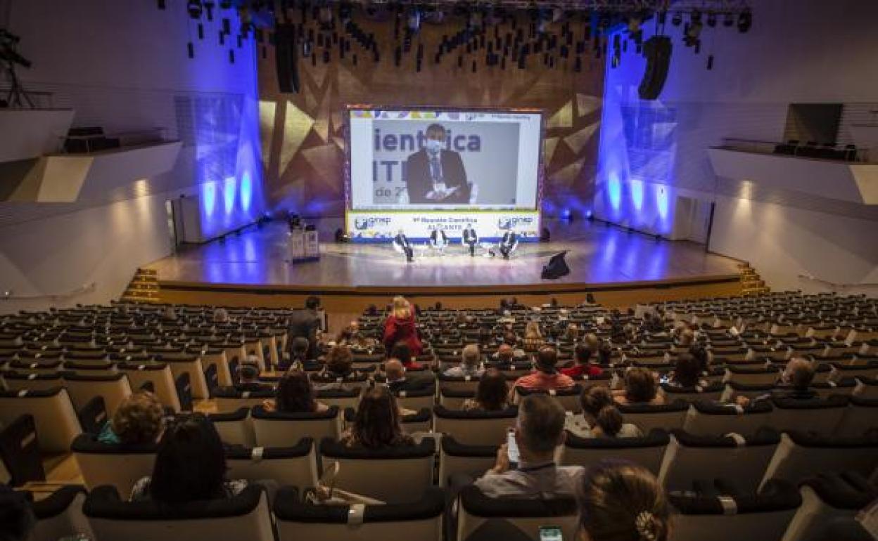 Congreso científico en el salón del ADDA durante el año 2021, con medidas sanitarias y distancia por la pandemia. 