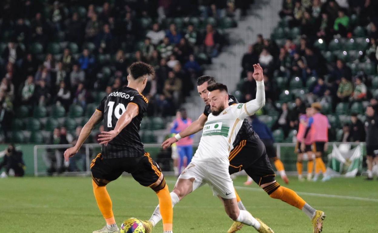 Josan pugna el balón con Rodrigo en el partido contra el Leeds