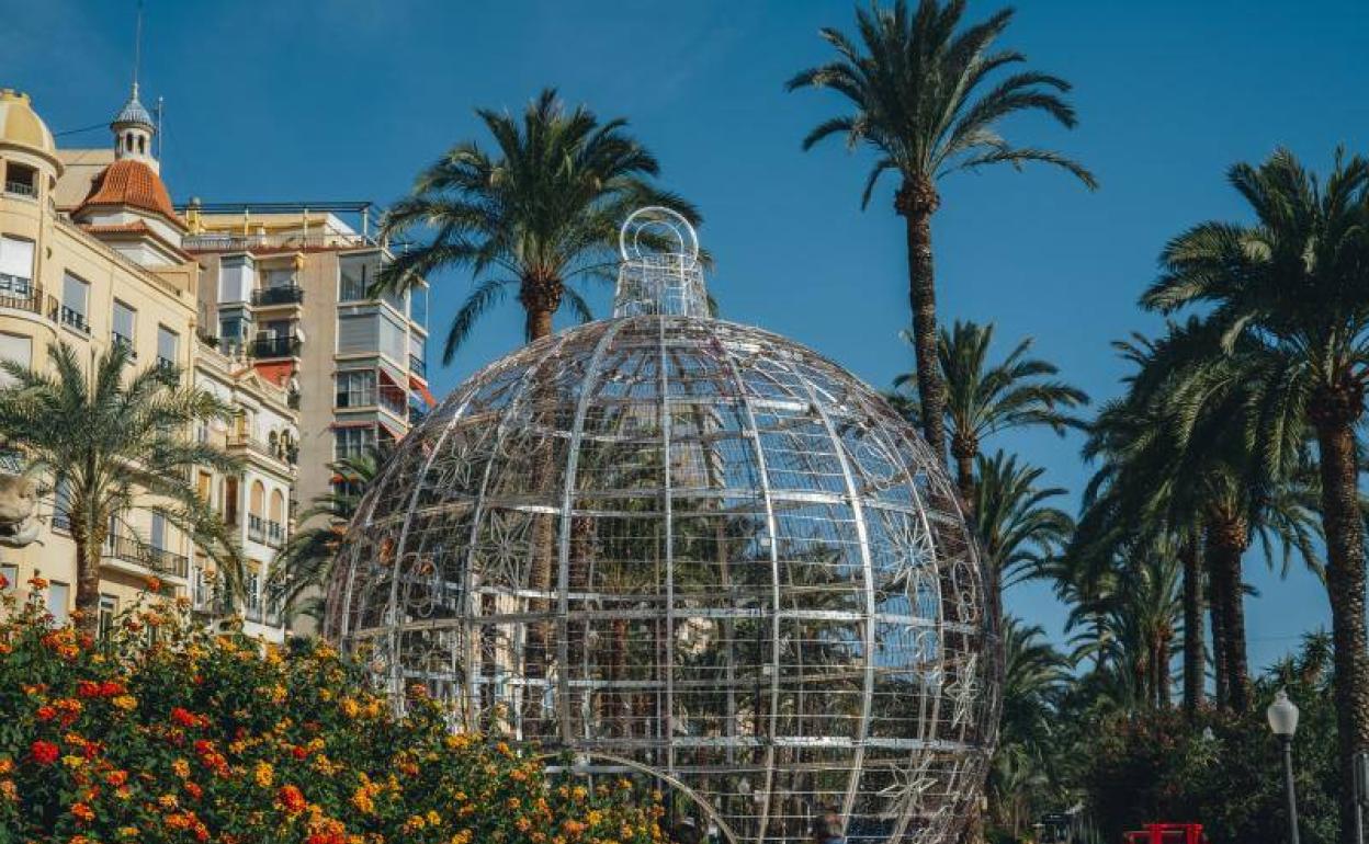 La bola de Navidad de Alicante de más de 12 metros de altura 
