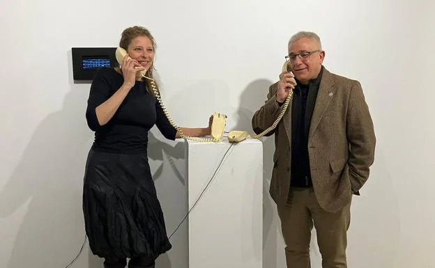 La artista Laura Marte y el edil Antonio Manresa en la inauguración de la exposición.