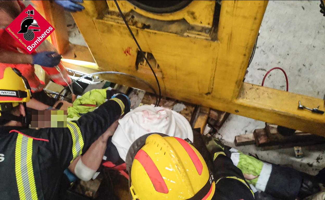 Los bomberos durante la intervención 