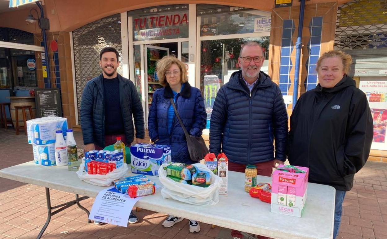 El alcalde, Juanjo Berenguer, en unos de los puestos de recogida de alimentos.