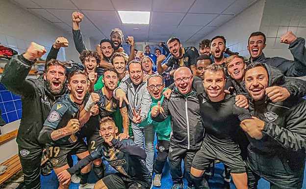 Imagen principal - Los jugadores celebran en el vestuario la victoria, Miguel Marí controla un balón y Cristian Herrera festeja el  3-1. 