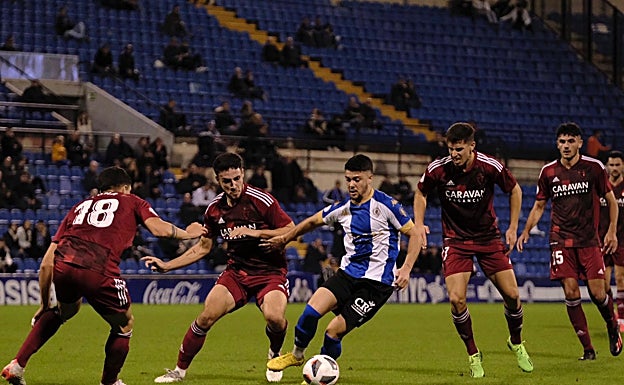 Imagen principal - Álvaro Hernáiz trata de superar a varios rivales, Míchel celebra el empate y Escobar observa con atención el encuentro. 