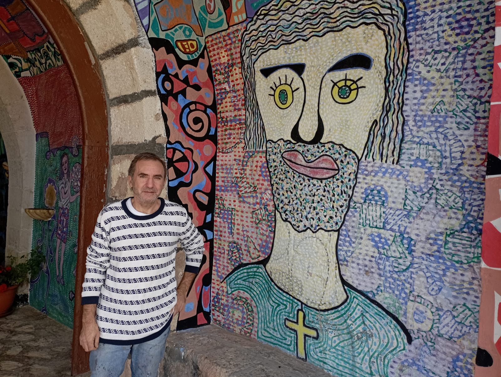 Cees junto a su libre interpretación de San Cristóbal, figura que da nombre a la ermita