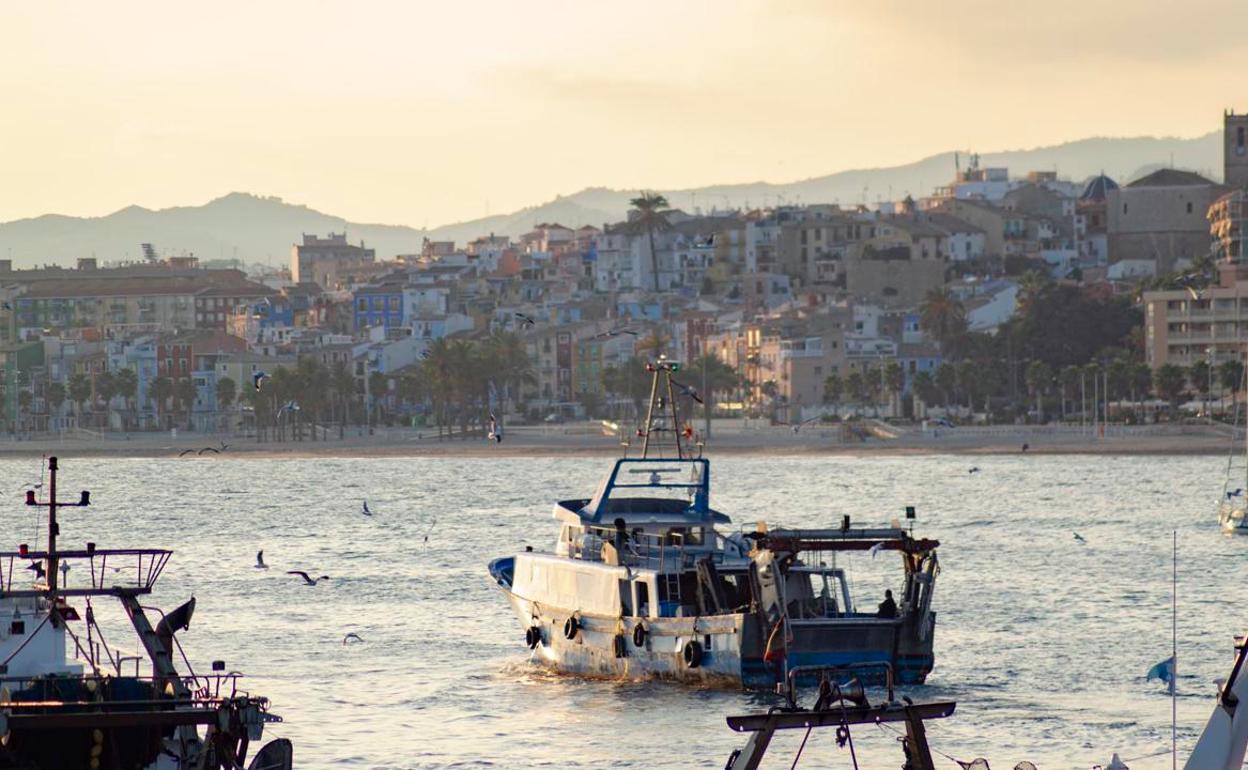 Un barco pesquero abandona el puerto de La Vila Joiosa