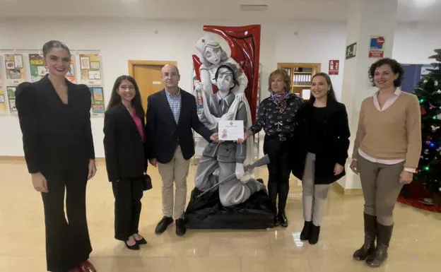 Momento de la entrega del 'ninot' de la hoguera Diputació-Renfe al Colegio Oficial de Enfermería de Alicante.
