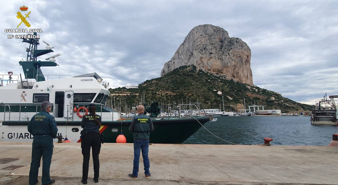 Agentes de la Guardia Civil, tras el rescate del cuerpo del marinero en aguas de Calpe. 