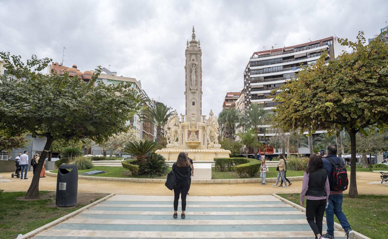 Personas paseando en la plaza de Luceros con el cielo nublado