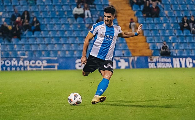 Toscano se dispone a golpear el balón 