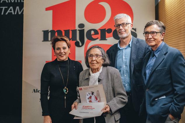 Maruja Pastor recogió su reconocimiento de manos de la edil María Conejero y el director del colegio Santísimo Sacramento Feyda de Alicante, Javier Lacoba