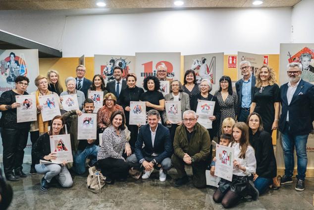 Foto de familia de las '12 mujeres emblemáticas de la ciudad de Alicante'