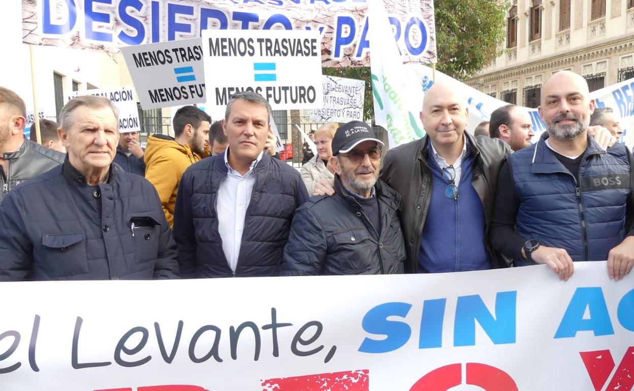 El secretario general del PSPV provincia de Alicante, Alejandro Soler, con regantes en la manifestación de Murcia en defensa del Trasvase.