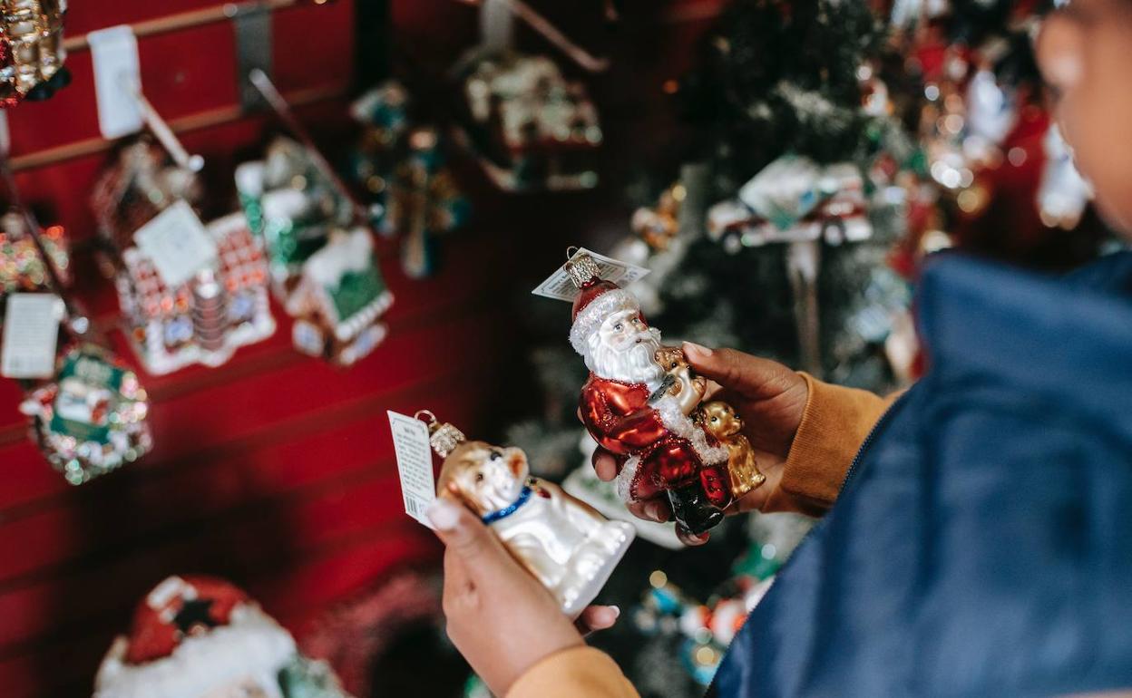 Escoger adornos para el árbol es una de las tareas navideñas. 