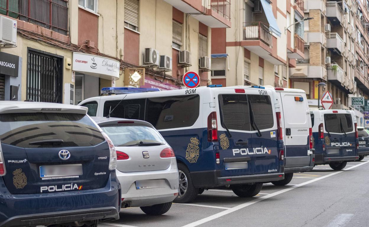 Varios vehículos de la Policía Nacional de Alicante