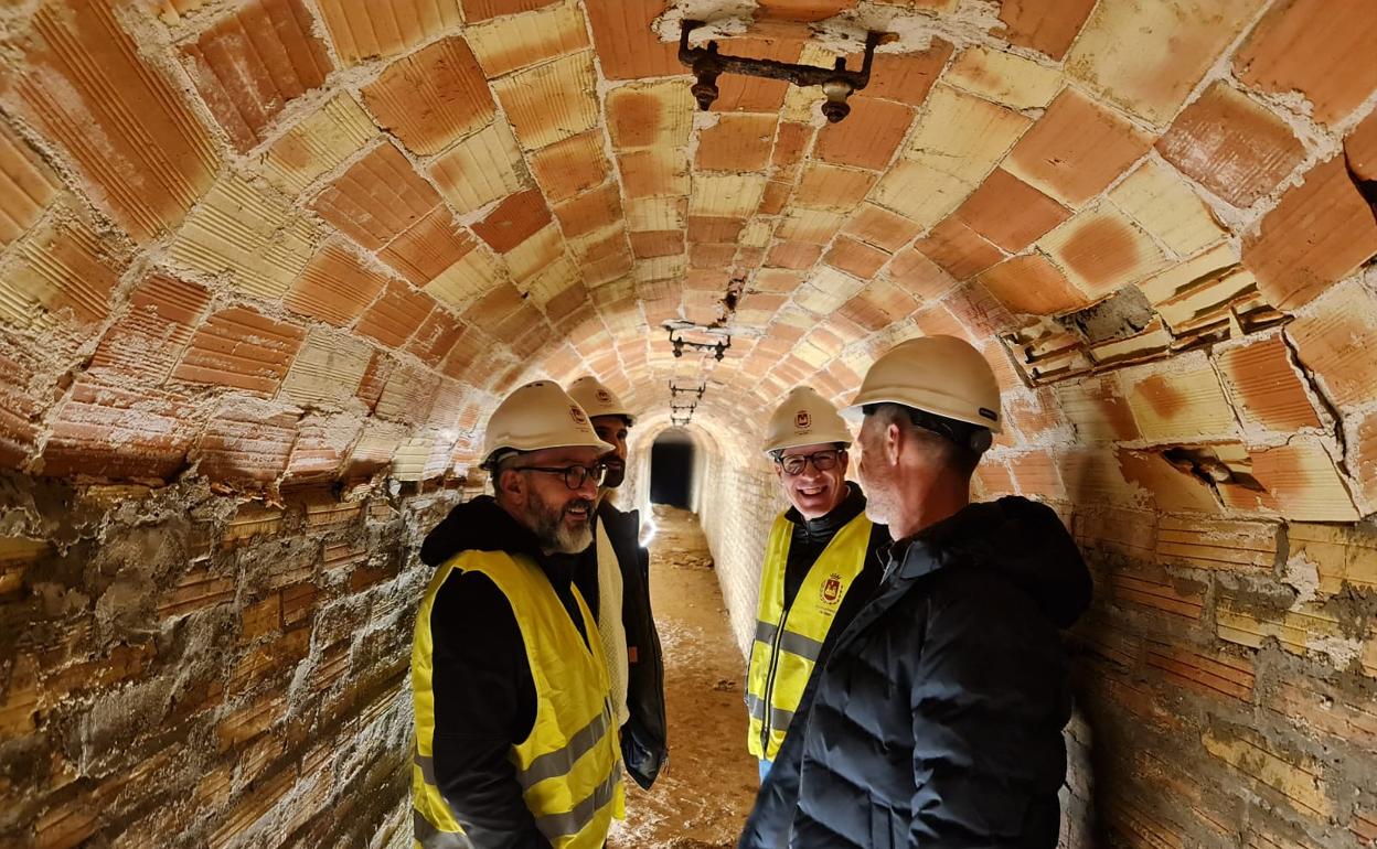 El alcalde, Rubén Alfaro, durante la visita al refugio antiaéreo.