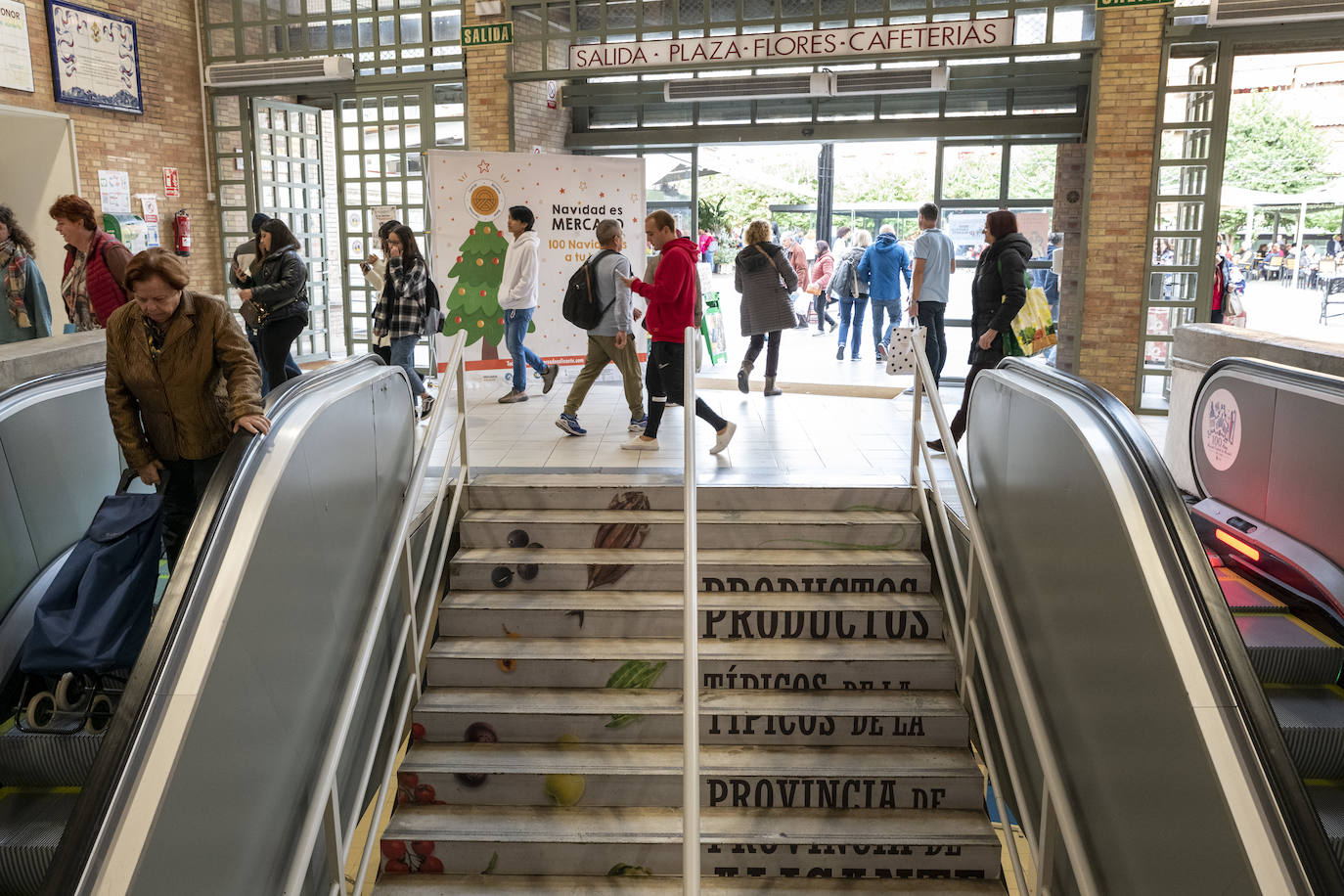 Fotos: El Mercado Central de Alicante se viste de Navidad