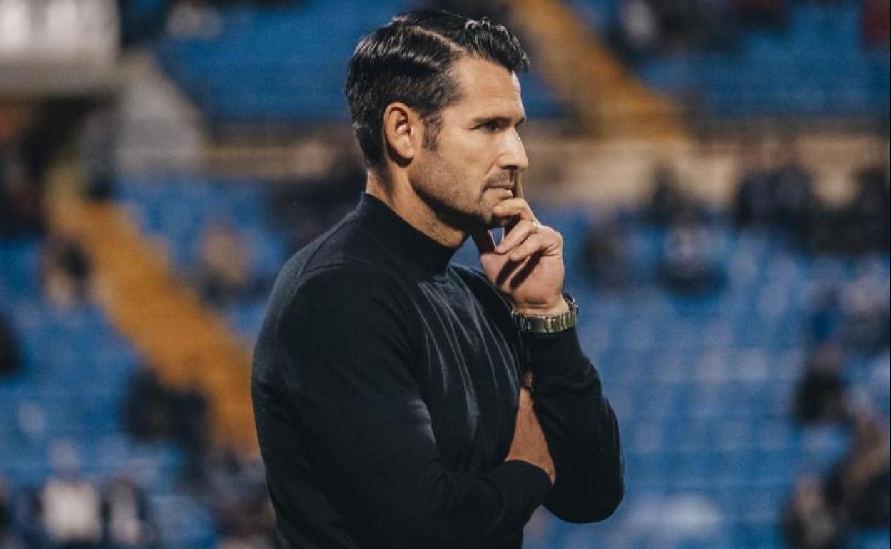 Lolo Escobar, pensativo, en el Rico Pérez 