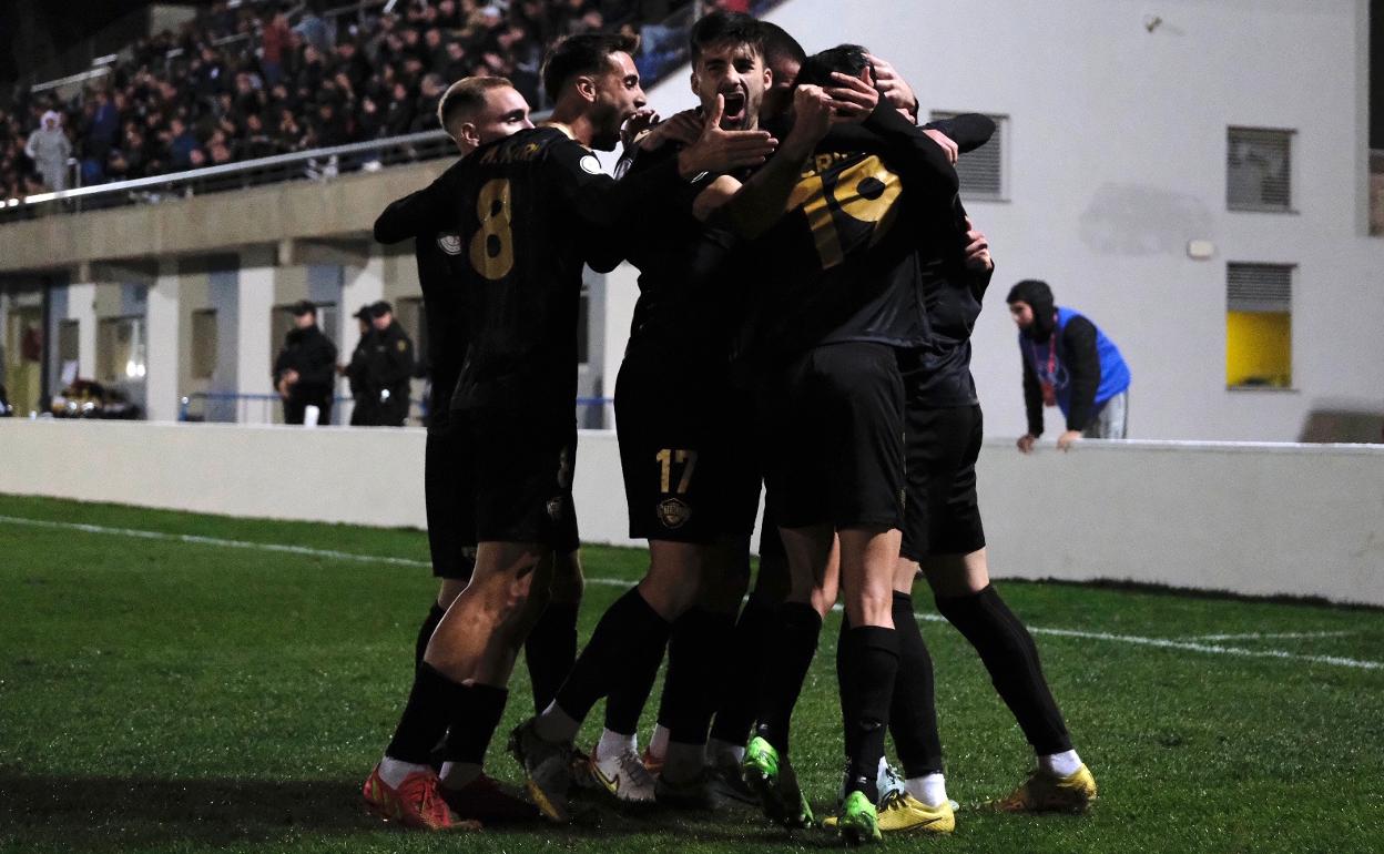 Celebración del Intercity tras uno de sus dos goles al Mirandés 