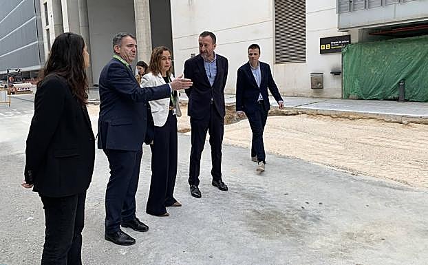 El alcalde de Elche, Carlos González, con la directra dl aeropuerto y los concejales, durante la visita a las obras.