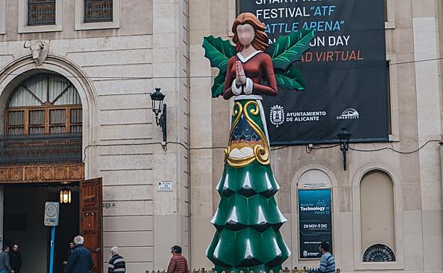 El ángel navideño de la plaza de toros, uno de los 6 que hay repartidos por Alicante. 