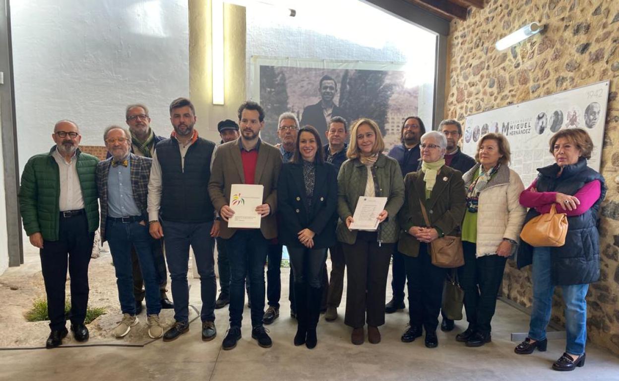 Parte del equipo de gobierno y de los ciudadanos que han impulsado el nombramiento 