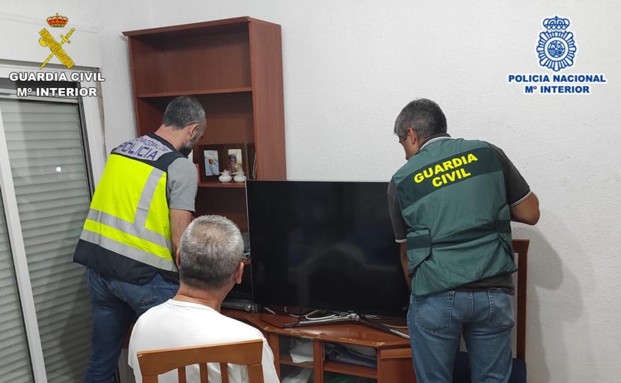 Policías y guardias civiles, durante los registros domiciiarios.