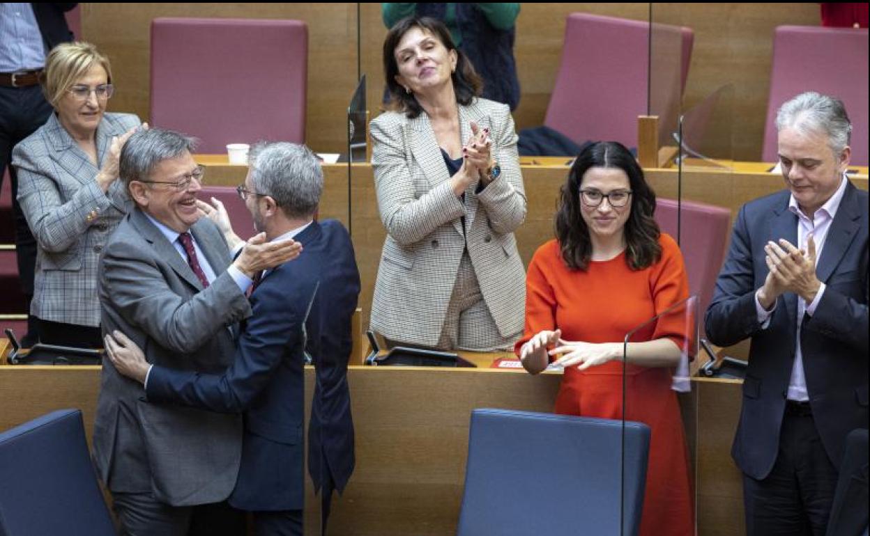 El presidente de la Generalitat, Ximo Puig, saluda al conseller de Hacienda, Arcadi España, y al lado, la vicepresidenta Aitana Mas y el vicepresidente Héctor Illueca.