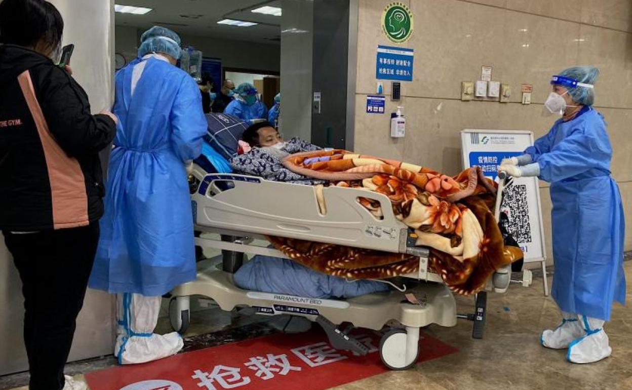 Médicos trasladan a un paciente con covid en el hospital de Chongqing, China. 