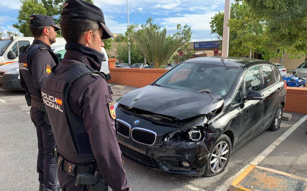 Los agentes ante uno de los coches accidentados. 