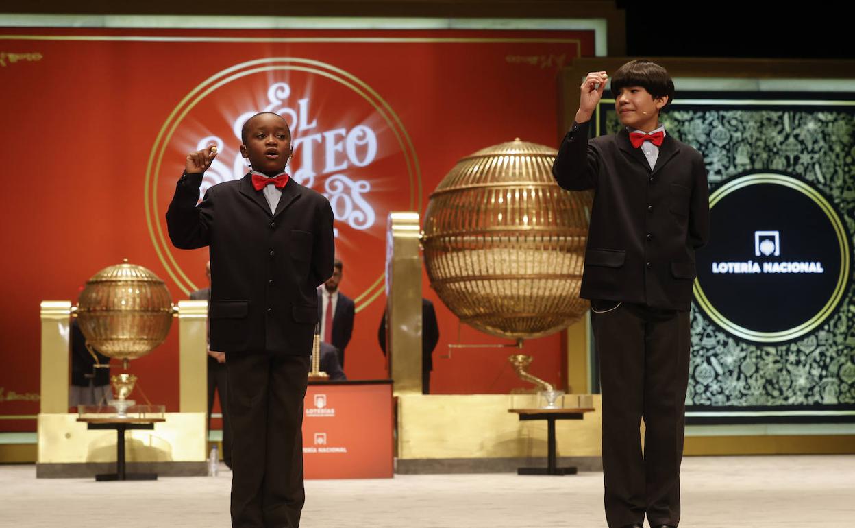 Los niños de San Ildefonso cantando los premios de la Lotería de Navidad. 