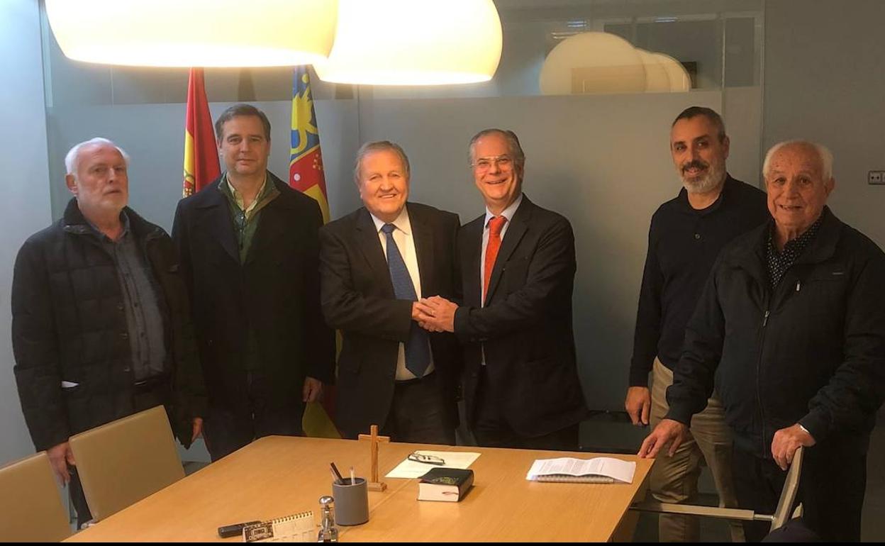 El nuevo presidente de la Acequia Mayor de Elche, con la nueva directiva.