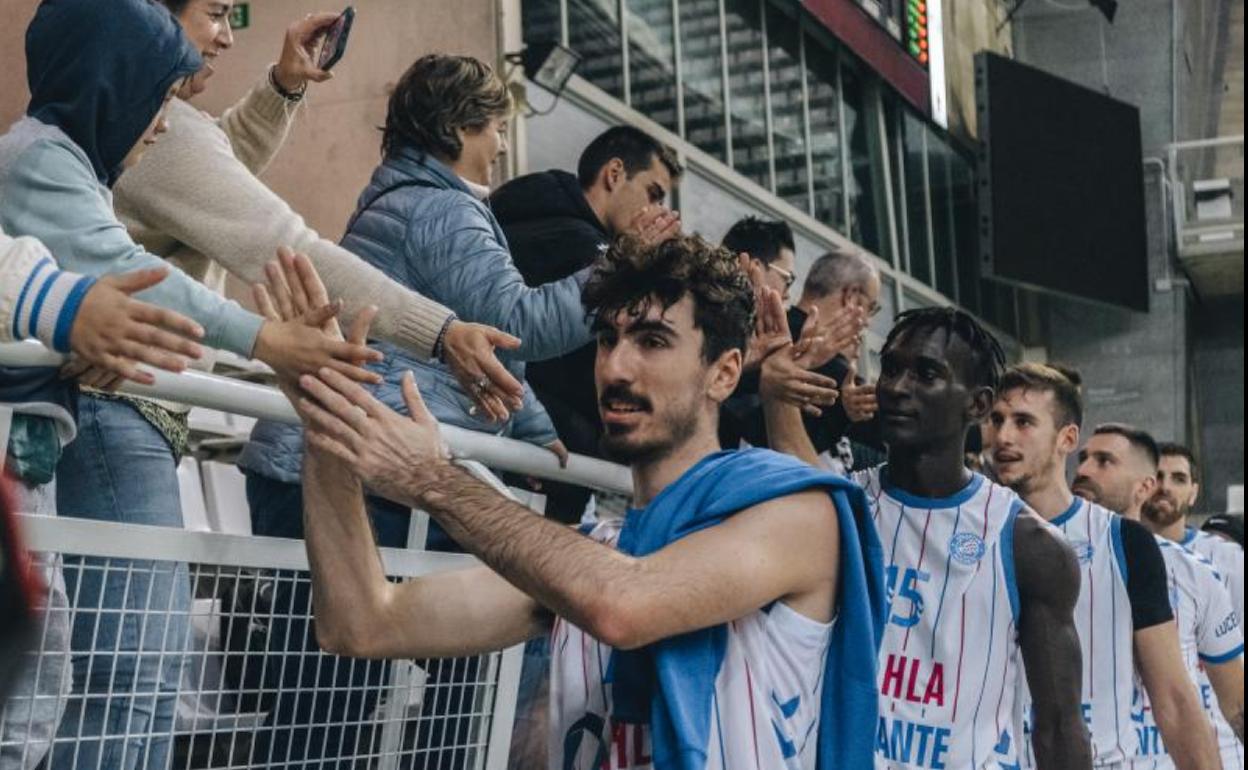 Jugadores del HLA Alicante celebran con los aficionados en el Centro de Tecnificación 